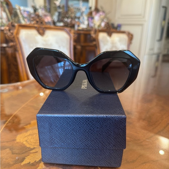 100% Auth Prada Milano sunglasses. Black/ grey geometric PR16WSF 1AB5D1 - Picture 9 of 16